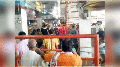 Mirzapur news: विंध्याचल मन्दिर में पंडों के बीच जमकर चले लाठी-डंडे, वीडियो वायरल