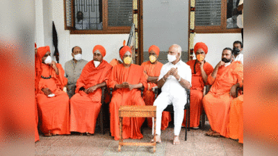 BS Yediyurappa: कुर्सी जाने की अटकलों के बीच येदियुरप्पा का शक्ति प्रदर्शन! 35 मठ के संतों के साथ बैठक