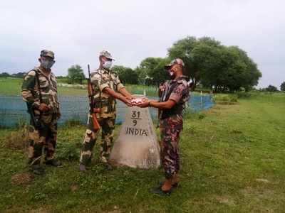 কাঁটাতারের দূরত্ব ঘুচে গেল ঈদের তোফায়, সীমান্তে চলল মিষ্টিমুখ পর্ব