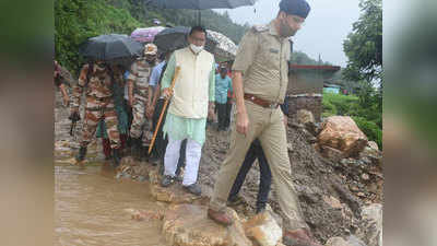 Uttrakhand Rain: चंपावत में भूस्खलन में फंसे पर्यटक, नदी-नाले पार कर आपदा प्रभावित इलाकों में पहुंचे CM धामी