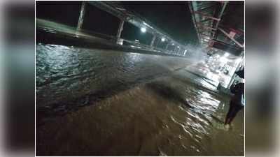 Heavy Rain In Mumbai: मुंबई में भारी बार‍िश, लोकल ट्रेन सेवा रोकी, इगतपुरी और खारदी के बीच रेल ट्रैक पर भरा पानी