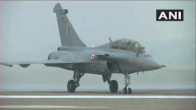 rafale aircraft : फ्रान्समधून ३ राफेल विमानं थेट भारतात दाखल, हवेतच भरलं इंधन