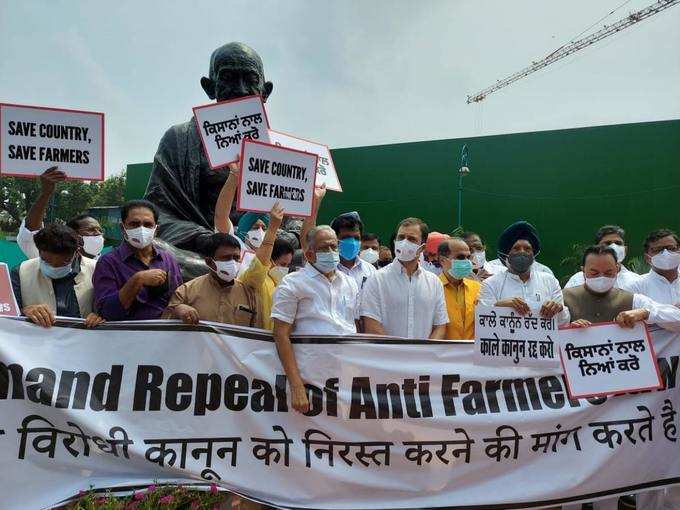 किसानों के समर्थन में संसद के भीतर प्रदर्शन