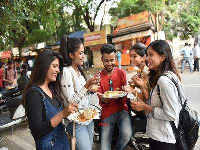पुणे में घूमने के साथ-साथ इन स्ट्रीट फूड्स का भी लें मजा, स्वादिष्ट खाने के लिए जाने जाते हैं यहां के व्यंजन