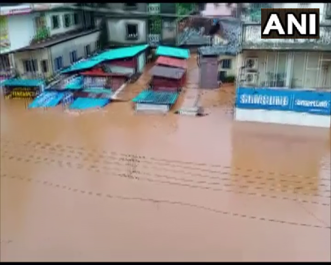महाराष्ट्र: रन्नागिरी के चिपलुन तालुका में लगातार हो रही बारिश के बाद बाढ़ जैसे हालत बन गए हैं।