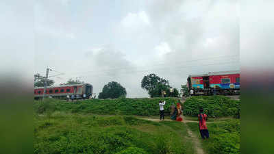 यूपी के गाजीपुर में चलते-चलते दो हिस्सों में बंटी एक्सप्रेस ट्रेन, टला बड़ा हादसा