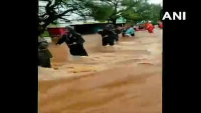 Video: कोल्हापुर के चिखली में बाढ़ में फंसे लोगों को सुरक्षित निकालती NDRF की टीम