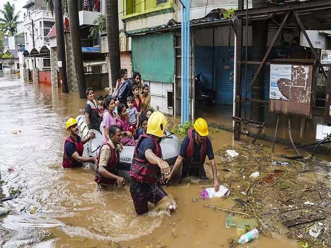 कोल्हापुर शहर में भी बाढ़ के हालात बन गए हैं। निगम के कर्मचारियों ने लोगों को सुरक्षित स्थान तक पहुंचाया। (फोटो- PTI)