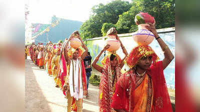 Nalanda News: सिर पर कलश, हरे रामा-हरे कृष्णा की गूंज...लगा मानों धरती पर उतर आईं 108 देवियां