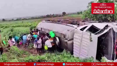 బోల్తా పడిన పాలవ్యాను.. బిందెలతో ఎగబడిన జనం