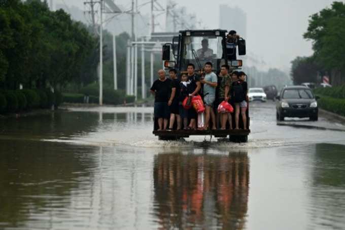 भारी बारिश के कारण चीन का हेनान प्रांत बाढ़ की चपेट में है। अलग-अलग हादसों में अबतक 30 लोगों की जान जा चुकी है। वहीं, बाढ़ग्रस्त इलाकों से लोगों के रेस्क्यू के लिए JCB का इस्तेमाल किया जा रहा है।