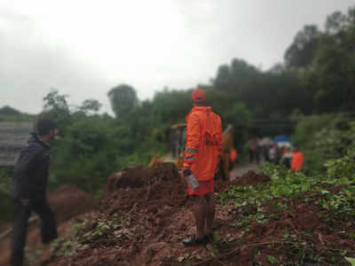 17 Trapped In Landslide खेड: पोसरेत १७ ढिगाऱ्याखाली अडकले, तर बिरमणी दोघांचा मृत्यू