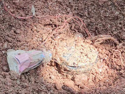 Jharkhand News: पुलिस टीम को निशाना बनाने के लिए नक्सलियों ने लगाए थे दो IED केन बम, जवानों ने समय रहते बरामद कर किया निष्क्रिय