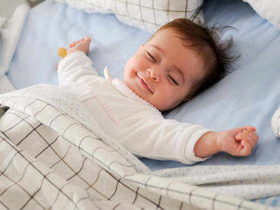 दिन में सोने वाले बच्‍चों के पेरेंट्स होते हैं खुशनसीब, लेकिन इस उम्र से दोपहर में झपकी लेना कर देते हैं बंद