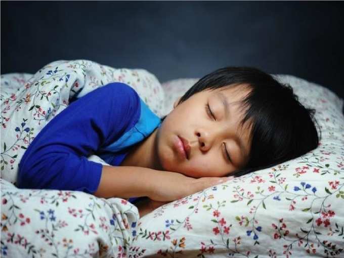 ​उम्र के हिसाब से कितनी देर सोता है बच्‍चा