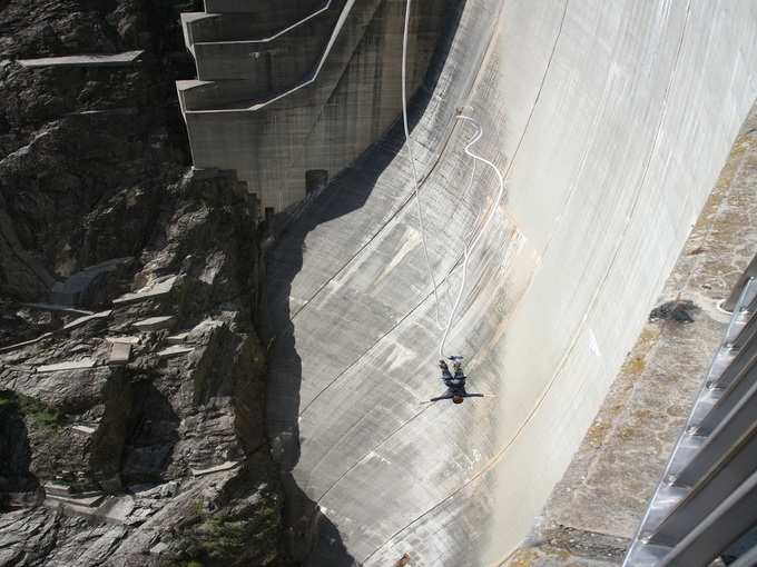 वर्जास्का बांध, स्विट्ज़रलैंड - Bungee Jumping in Verzasca Dam, Switzerland in Hindi