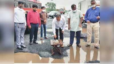 मुंबई-गोवा महामार्गावर खड्ड्यांचा वाढदिवस