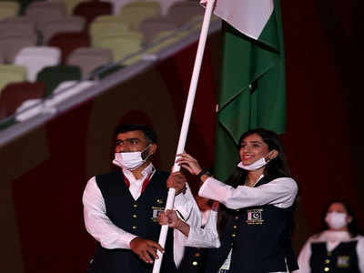 पाकिस्तानी ऐथलीटों ने उड़ाई ओपनिंग में सेरिमनी में कोविड-19 नियमों की धज्जियां, मचा बवाल