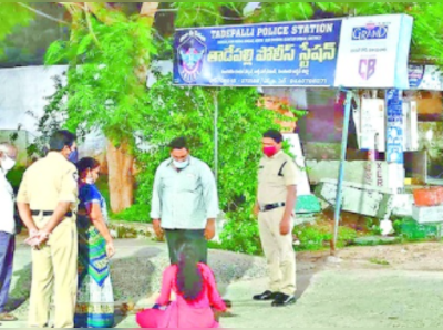 యువతిని మోసం తాడేపల్లి ఎస్ఐ... స్టేషన్‌ ఎదుట పెట్రోల్‌‌ పోసుకుని హల్‌చల్