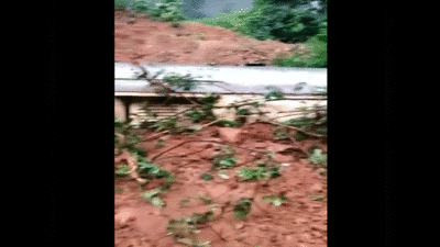 Landslide on Train in Goa: गोवा में ट्रेन के ऊपर गिरा भारी मलबा, दबी ट्रेन