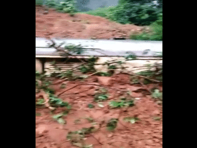 Landslide on Train in Goa: गोवा में ट्रेन के ऊपर गिरा भारी मलबा, दबी ट्रेन