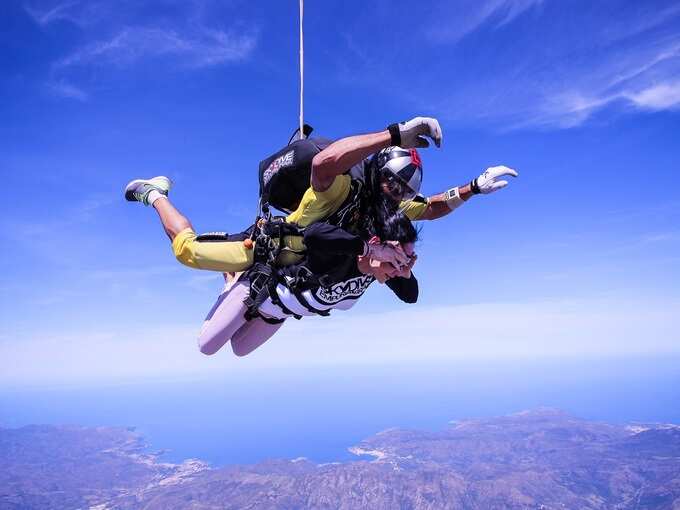 दीसा, गुजरात में स्काईडाइविंग - Skydiving in Deesa, Gujarat  in Hindi