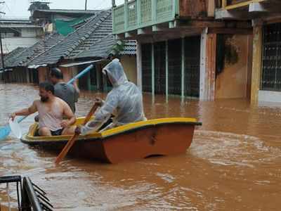 कोकणात मदतीसाठी सर्वसामान्य नागरिक सरसावले, या नंबरवर करा फोन