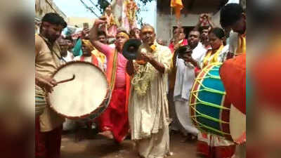 Guru Purnima News: संतों ने कराया मुंडन, मानसी गंगा में स्नान के बाद निकाली मुड़िया शोभायात्रा