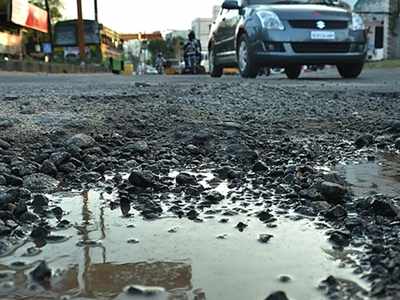 കനത്ത മഴയിൽ റോഡിൽ കുഴികൾ, അപകടം പതിവ്; ഇടപെട്ട് കളക്ടർ