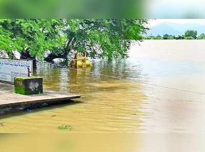 లంకలను ముంచెత్తిన గోదావరి... ముంపులో పోలవరం, దేవీపట్నం మండలాలు