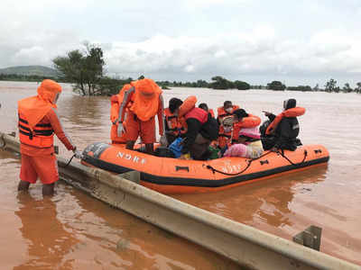 Karnataka Flood News: कर्नाटक में भारी बारिश और बाढ़ के कारण 9 लोगों की मौत, कई लोग लापता