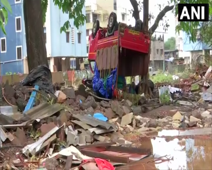 बारिश और बाढ़ ने सबसे ज्यादा तबाही महाराष्ट्र के रायगढ़ में ही मचाई है। यहां लैंड स्लाइड की घटना में 52 लोगों को अपनी जान गंवानी पड़ी है।