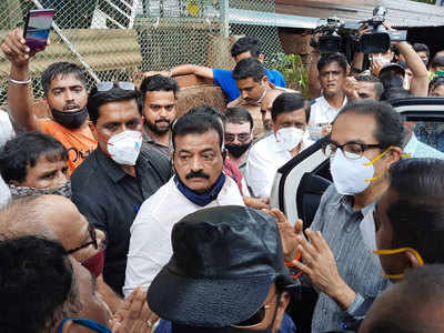 Uddhav Thackeray: त्या माऊलीला हुंदका आवरत नव्हता; तिच्यापुढे हात जोडत मुख्यमंत्री म्हणाले...