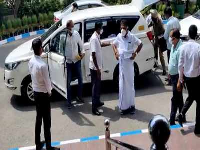 டெல்லியில் தனி காரில் பயணம்: மகனுடன் ஓபிஎஸ் பேசிய ரகசியம் என்ன?