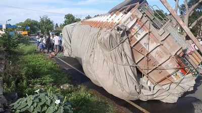 டோல்கேட் கட்டணம் செலுத்த தயக்கம்;                                            திசை மாறிய லாரி விபத்தில் சிக்கியது!