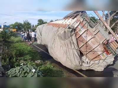 டோல்கேட் கட்டணம் செலுத்த தயக்கம்;                                            திசை மாறிய லாரி விபத்தில் சிக்கியது!