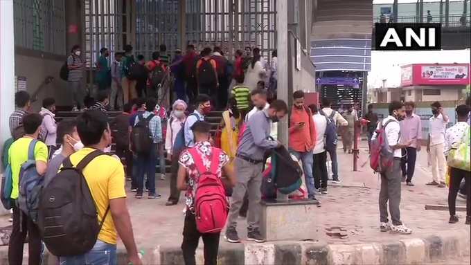 दिल्ली: आनंद विहार मेट्रो स्टेशन के बाहर लोग इंतजार कर रहे हैं क्योंकि स्टेशन के गेट अभी भी बंद हैं।