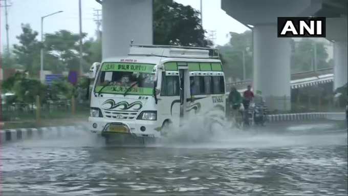 तस्वीर जम्मू के गांधी नगर इलाके की हैं जहां भारी बारिश के बाद सड़क पर पानी भर गया है।