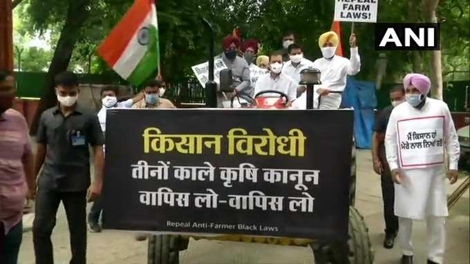 कांग्रेस नेता राहुल गांधी जिस ट्रैक्टर को चला रहे थे, उस पर आगे की ओर कृषि कानूनों को वापस लेने की मांग वाले पोस्टर लगे हुए थे।