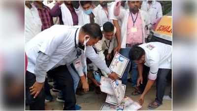 Kanpur News: कानपुर में एंबुलेस सेवा ठप, कोरोना वारियर्स सम्मान सर्टिफिकेट जलाकर जताया विरोध