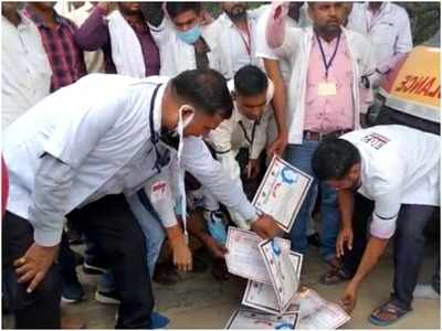 Kanpur News: कानपुर में एंबुलेस सेवा ठप, कोरोना वारियर्स सम्मान सर्टिफिकेट जलाकर जताया विरोध