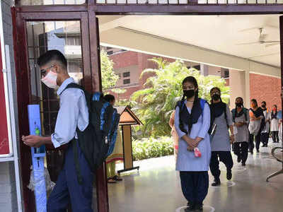 Punjab School Reopen: पंजाब में 4 महीने बाद फिर से खुले स्‍कूल, 10वीं और 12वीं के स्‍टूडेंट्स हुए हैपी