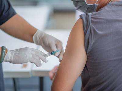 Covid-19 Vaccination: रिलायंस इंडस्ट्रीज आम लोगों को फ्री में लगवाएगी 10 लाख वैक्सीन, एजीएम में नीता अंबानी ने की थी घोषणा