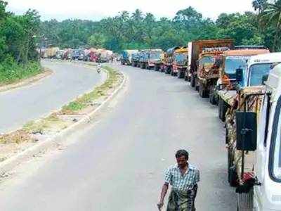 വാളയാർ ചെക്ക്പോസ്റ്റിൽ മിന്നൽ പരിശോധന; ഉദ്യോഗസ്ഥരിൽ നിന്നും കണ്ടെത്തിയത് 1.70 ലക്ഷം രൂപ, സര്‍ക്കാരിന് ലഭിക്കുന്നത് 2.50 ലക്ഷം