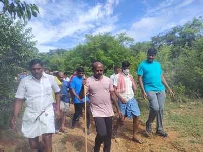 15 கி.மீ நடந்து வந்து குறை கேட்ட அமைச்சர்; ஆச்சரியத்தில் மூழ்கிய மலைகிராம மக்கள்!