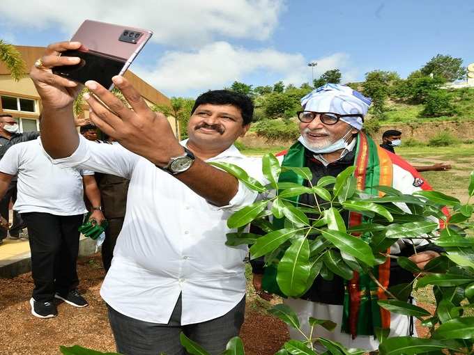 బిగ్ బీతో సెల్ఫీ దిగుతున్న ఎంపీ సంతోష్