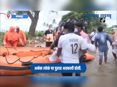 पुराच्या पाण्यातून कोविड पेशंटला एनडीआरएफ जवानांनी पोहोचवलं रुग्णालयात