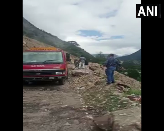 हिमाचल प्रदेश: किन्नौर में 25 जुलाई को आए भूस्खलन से बटसेरी के पास सांगला-छितकुल सड़क को हुए नुकसान के बाद सड़क की मरम्मत का काम किया जा रहा है।