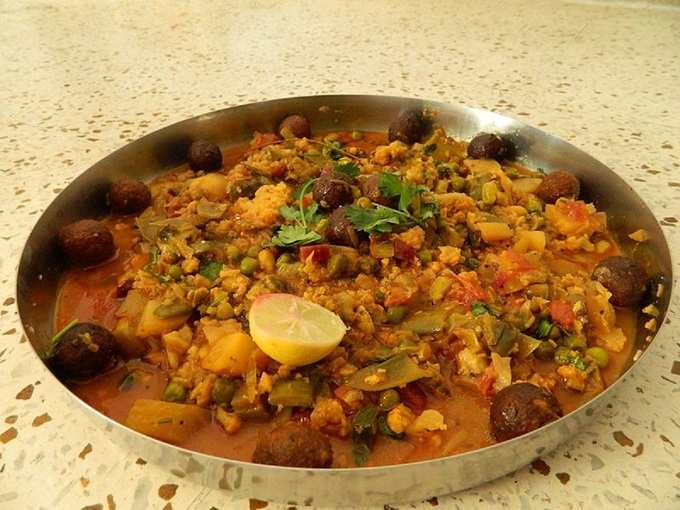 सूरत की उंधियू डिश - Undhiyu Street Food in Surat in Hindi