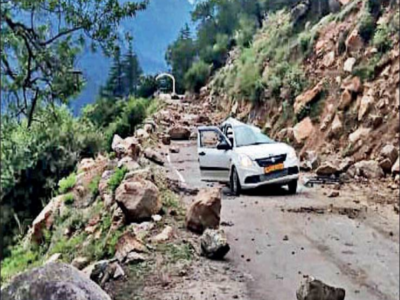 Himachal Pradesh News: किन्नौर के दो गांवों में फंसे 60 से अधिक पर्यटक, सभी को सुरक्ष‍ित निकाला